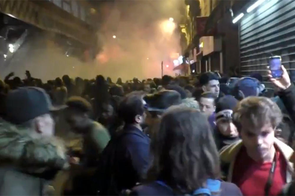 BUKTI NASILJE U PARIZU! Demonstranti probali da probiju kordon policije, a onda je nastao HAOS! (VIDEO)