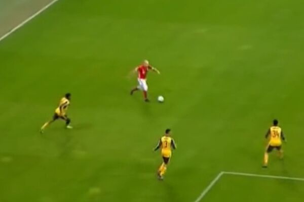 Svi znaju gde će, a opet mu ne mogu ništa! Zovite ga Arjen 1-na-3 Roben! (VIDEO)