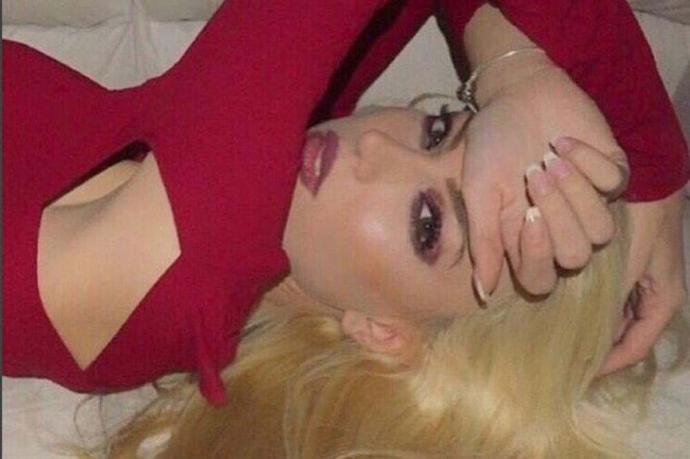 KREVET, MRAK, ODEĆA NA PODU! Procurio SNIMAK iz hotelske sobe ćerke Lee Kiš, opasno po ČUKU  (VIDEO)