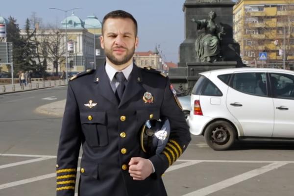 POLICAJAC KOJI ŽELI DA BUDE PREDSEDNIK: Vratio bih vojni rok, strankama uzeo sve pare!
