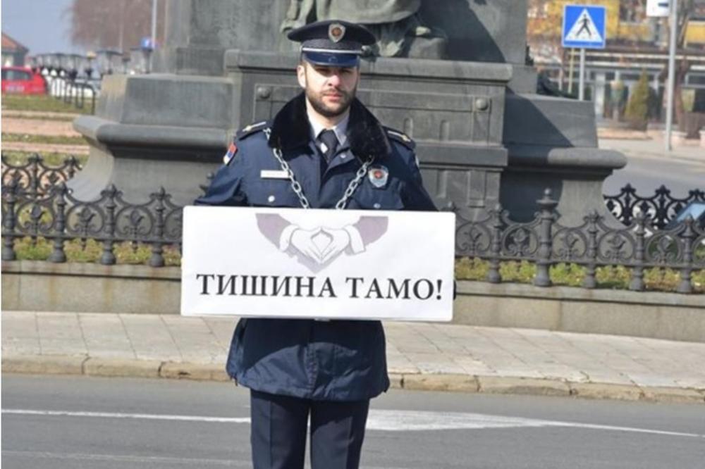 POLICAJAC U OKOVIMA PROTESTUJE NA TRGU: On je kandidat Bele lađe za predsednika! (FOTO) (VIDEO)