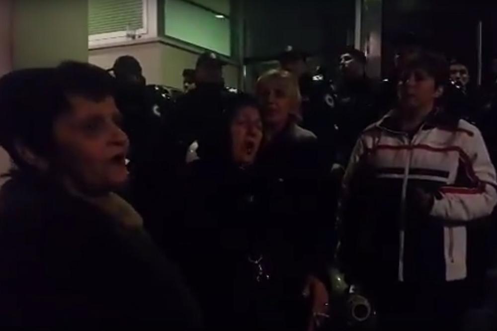 Markoviću, obrati se ako smeš, nemoj od žena da se kriješ! Majke Crne Gore prenoćile pred Vladom, premijer ih nije primio! (VIDEO)