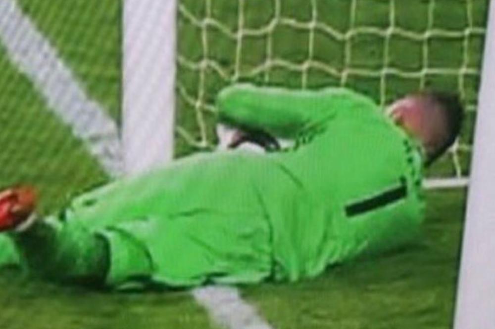 Čoveče, svi su videli da je lopta u golu osim tebe, a ti si bio na 3 metra! (FOTO)