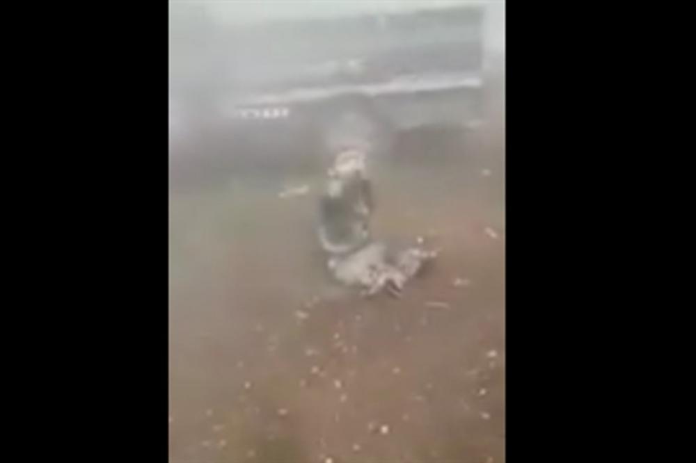 DA LI ĆE OVAJ JEZIVI SNIMAK ZAUSTAVITI RAT U SIRIJI? Dečak plače i doziva majku, bomba mu je raznela obe noge! (VIDEO)