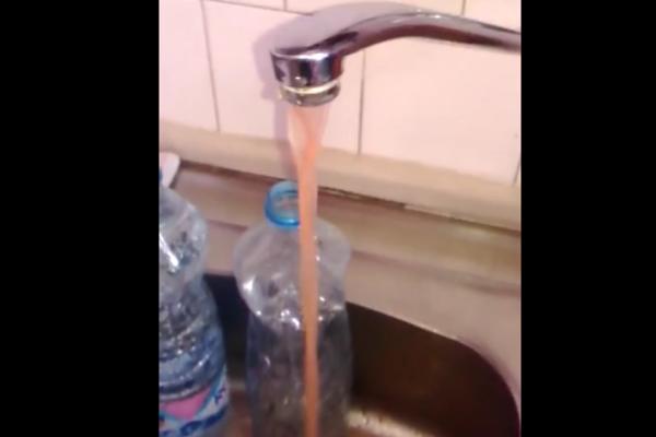 NE, NIJE ČOKOLADA: U Sjenici iz česme teče obojena voda! (VIDEO)