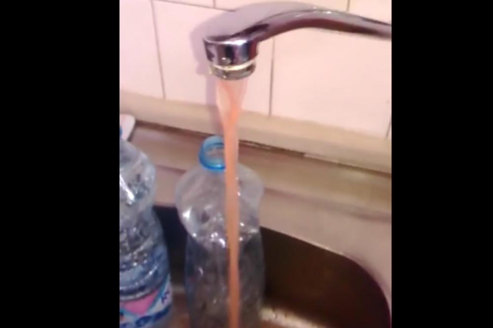 NE, NIJE ČOKOLADA: U Sjenici iz česme teče obojena voda! (VIDEO)