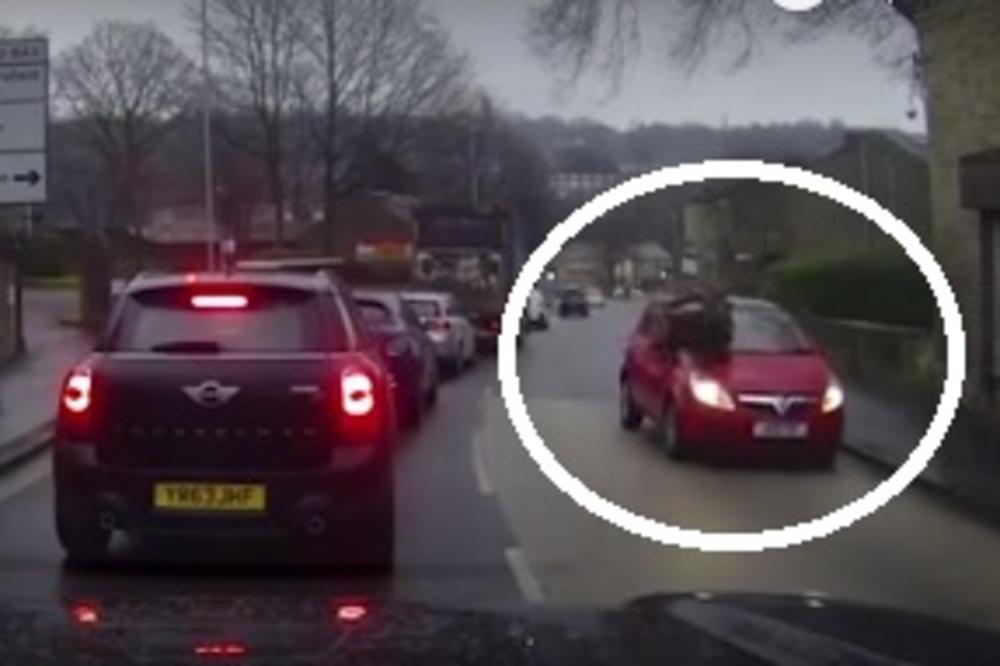 Delirijum! Čovek se bacio na kola, napao vozača, pa se posvađao sa saobraćajnim znakom! (VIDEO)