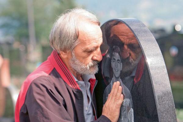 DRAMATIČNA ISPOVEST HEROJA 1999: Vratio je Miloševiću orden za sina, i nikada mu ovo NIJE OPROSTIO! (FOTO)