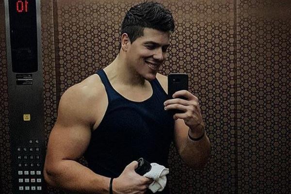 OVA POZNATA DEVOJKA JE ISTA SLOBA: Urnebesne fotografije dokazuju da nenormalno LIČE!  (FOTO)