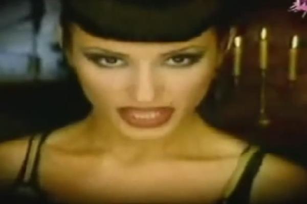 PLELA JE DŽEMPER ZA PEDRA, A ONDA JE NESTALA: Coka je promenila radno mesto i lični opis! (FOTO) (VIDEO)