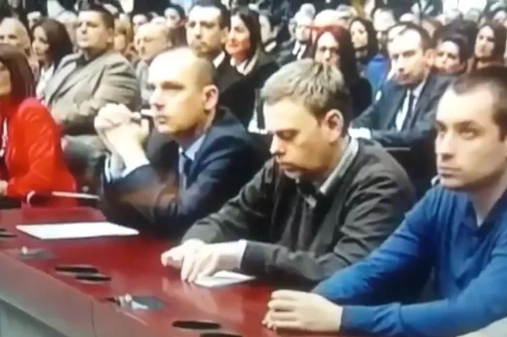 DOK VUČIĆ GOVORI, ON U PRVOM REDU PRAVI AVIONE OD PAPIRA: Hit snimak sa sednice SNS! (VIDEO)