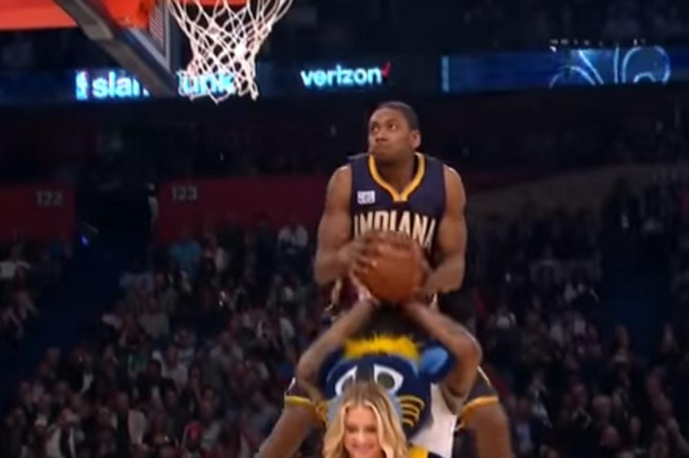 NEBESKI LET! Dok su svi gledali u superzvezde, sin legende San Antonija je ukrao trofej! (VIDEO)