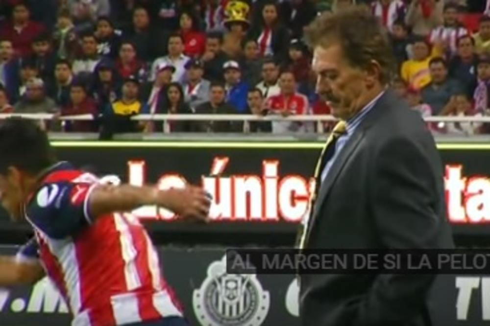 Uzavrela latino glava! Neverica na najvećem derbiju meksičkog fudbala, trener faulirao protivničkog igrača?! (FOTO)