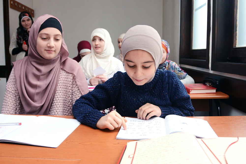 BILI SMO U ŠKOLI KURANA ČASNOG: Naježićete se kad čujete kako ova deca čitaju i recituju! (VIDEO)