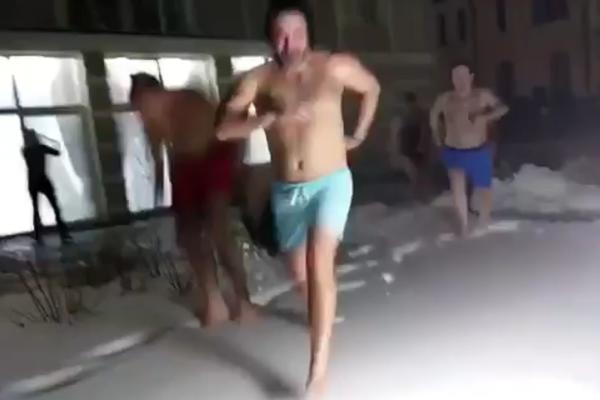 NAJVEĆI HIT: Bogoljub Karić go do pojasa izlazi iz saune, baca se u sneg, i drma VOTKU s nogu! (VIDEO)