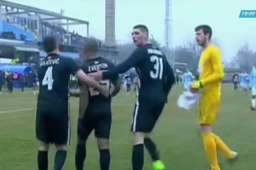 NAPAD NA RASNOJ OSNOVI! Nastao opšti haos, navijači Rada rasplakali miljenika Grobara! (VIDEO)