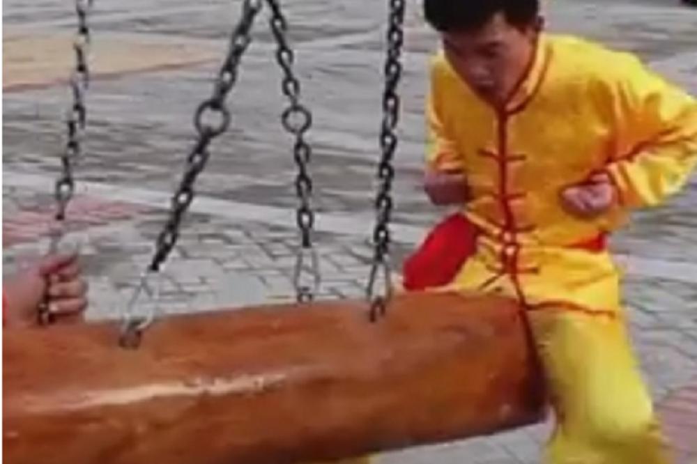 NE POKUŠAVAJTE OVO KOD KUĆE! Jakim udarcima u mošnice POSPEŠUJU seksualno umeće!  (VIDEO)