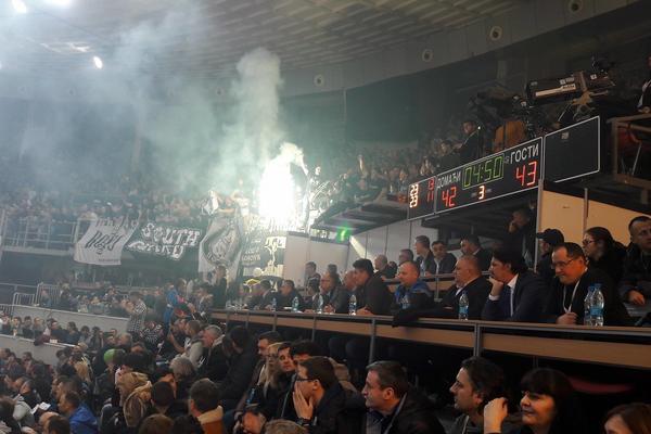 Policija traga za navijačem Partizana koji je bakljom u lice pogodio člana Skupštine KSS!