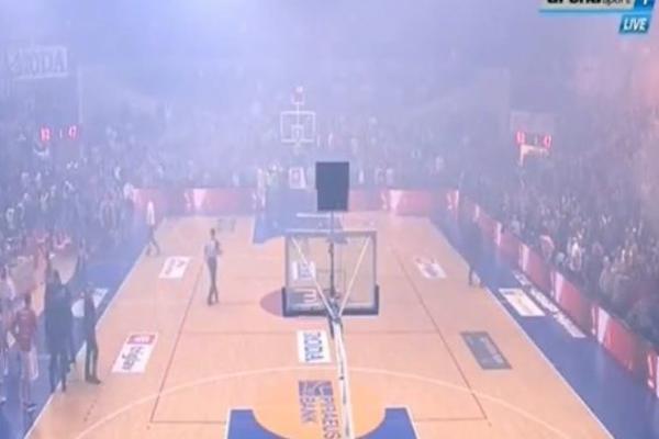 DRAMA U NIŠU: Grobari pogodili bakljom gledaoca iz prvog reda! (VIDEO)