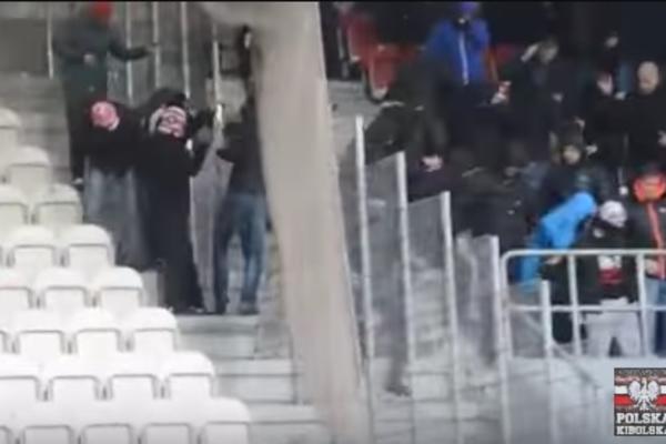 Kao muve bez glave! Policija okupala huligane suzavcem, ali je time samo raspalila brutalnu masovnu tuču! (VIDEO)