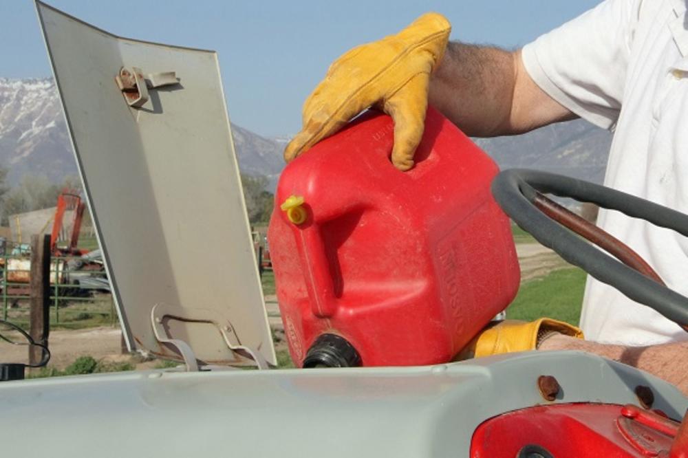 MNOGI POTAJNO OBOŽAVAJU MIRIS BENZINA: Naučnici sada imaju objašnjenje za ovaj fenomen!