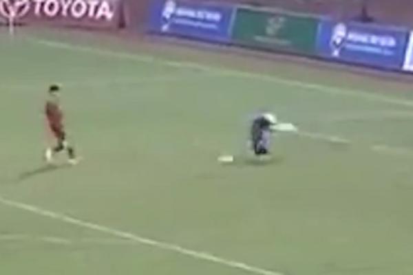 Sve granice su pomerene! Ovako EKSTREMAN vid protesta zbog sudijske odluke nikada nije viđen u fudbalu! (VIDEO)