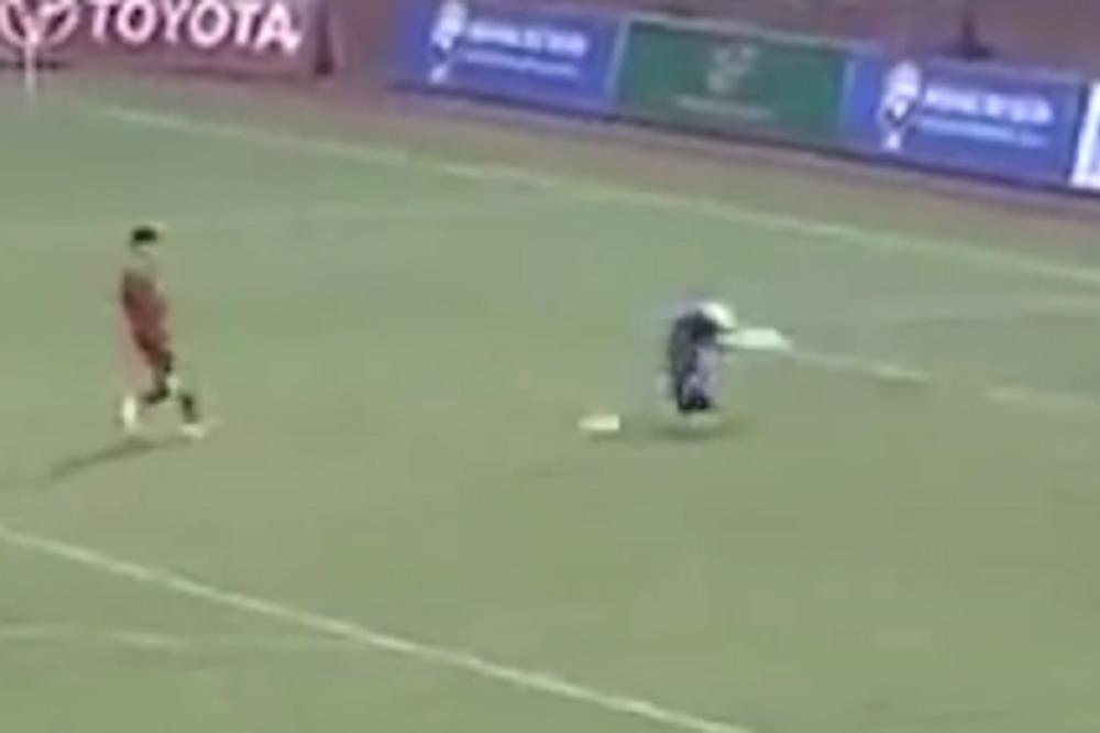 Sve granice su pomerene! Ovako EKSTREMAN vid protesta zbog sudijske odluke nikada nije viđen u fudbalu! (VIDEO)