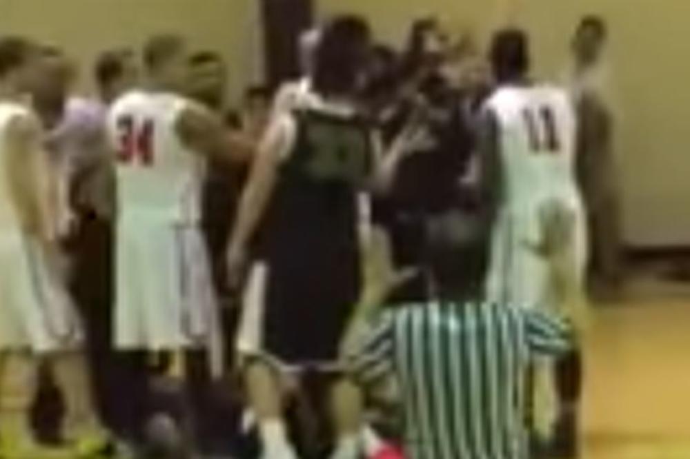 Patosirao ga nokautom na keca, a onda je izbila opšta šorka! 25 policajaca razdvajalo i hapsilo pobesnele igrače! (VIDEO)