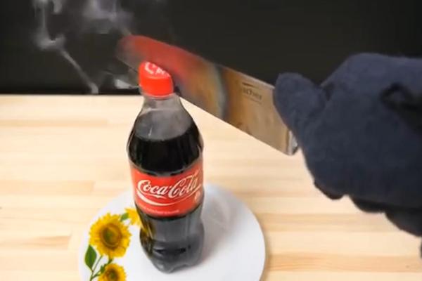 UŽARILI SU NOŽ DO 1000° i njime SEKLI SVE što im je došlo pod ruku, a onda su DOŠLI DO FLAŠICE KOKA KOLE (VIDEO)