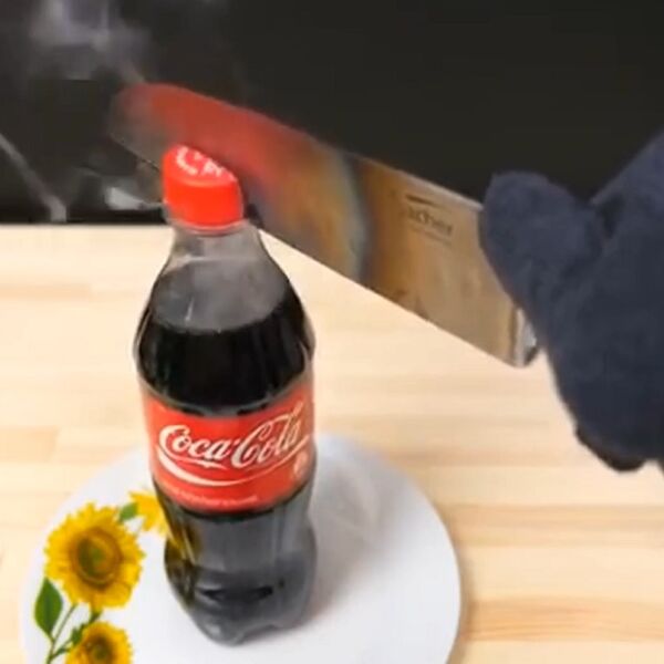 UŽARILI SU NOŽ DO 1000&deg; i njime SEKLI SVE što im je došlo pod ruku, a onda su DOŠLI DO FLAŠICE KOKA KOLE (VIDEO)