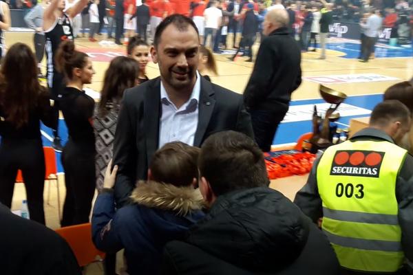 Eksplozija emocija zbog poraza: Čanak je tešio igrače, ali SUZE NJEGOVOG SINA su mu najteže pale! (VIDEO)