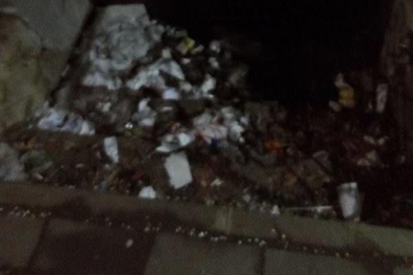 BEOGRAĐANI, OVO JE VAŠA SRAMOTA! Pored ovog ulaza u centru grada svi prolaze sa čuđenjem i zgražavanjem! (FOTO)