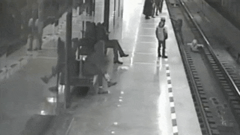 SKOČIO NA ŠINE da spasi dečaka, samo nekoliko momenata PRE DOLASKA METROA! (VIDEO)