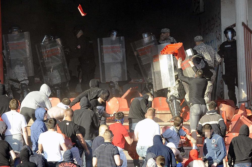 IZ SLOVANA UPLAŠENI KAO ZEČEVI: Srpski policajci vas zastrašuju, a kao Švarceneger su! Huligani vam skaču po glavi!