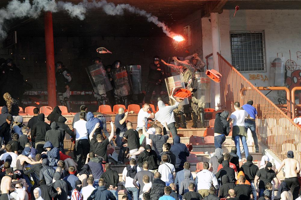 KAO NA FILMU! Delije se pretvarale da su policajci, zaustavile kola i otele 3 zastave dobro poznate navijačke grupe! (VIDEO)