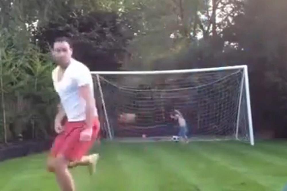 Prvi, a posle ovoga i poslednji put sa ocem na fudbalu (VIDEO)