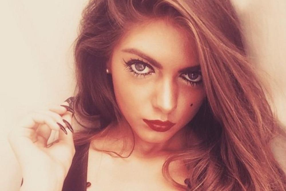 DA LI JE OVO FER? Voditeljka DOBILA OTKAZ jer je previše lepa! Kada joj vidite i telo... (FOTO)