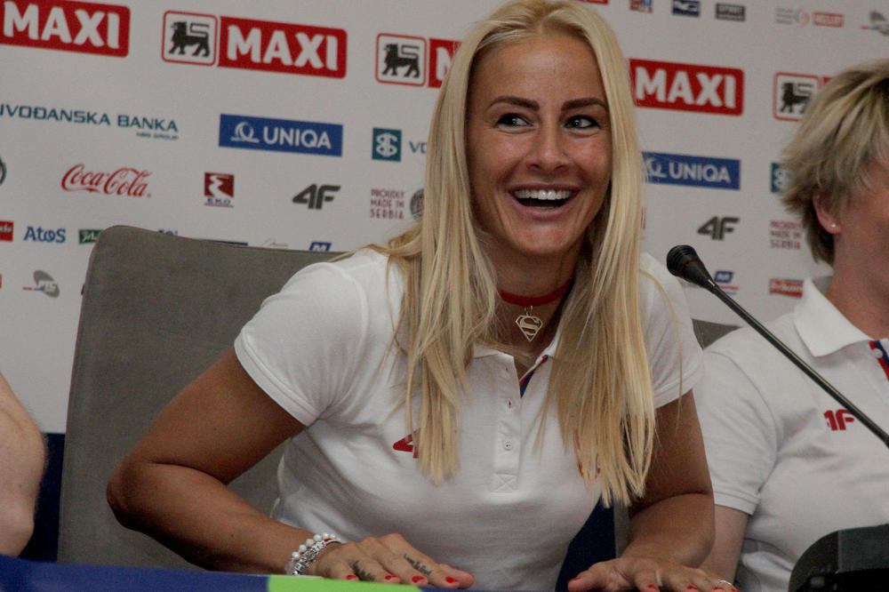 NEMAM GRUDI, ALI I DALJE ME ŽELE: Milica Dabović se opet skinula - ova čipka ništa ne krije!