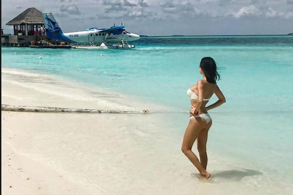 VEROVATNO SE I ŠVERCUJE: Udaje se na Maldivima, putuje po svetu, a vozi se 56-icom! (FOTO)