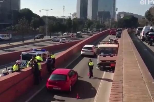 TERORISTIČKI NAPAD U CENTRU BARSELONE: Policija pucala na muškarca koji je vozio KAMION NATOVAREN PLINSKIM BOCAMA! (FOTO) (VIDEO)