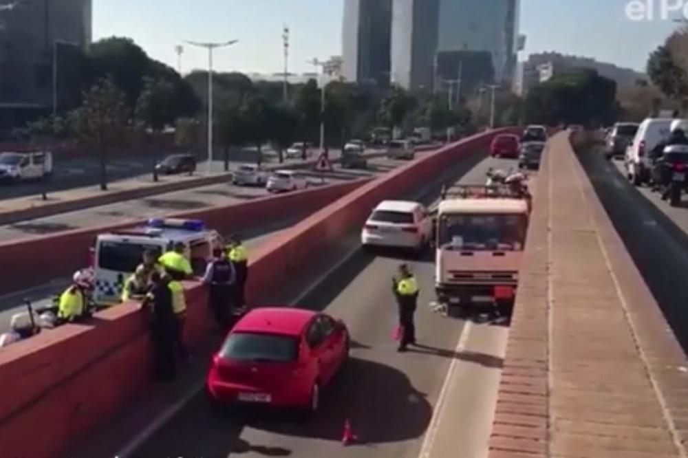 TERORISTIČKI NAPAD U CENTRU BARSELONE: Policija pucala na muškarca koji je vozio KAMION NATOVAREN PLINSKIM BOCAMA! (FOTO) (VIDEO)