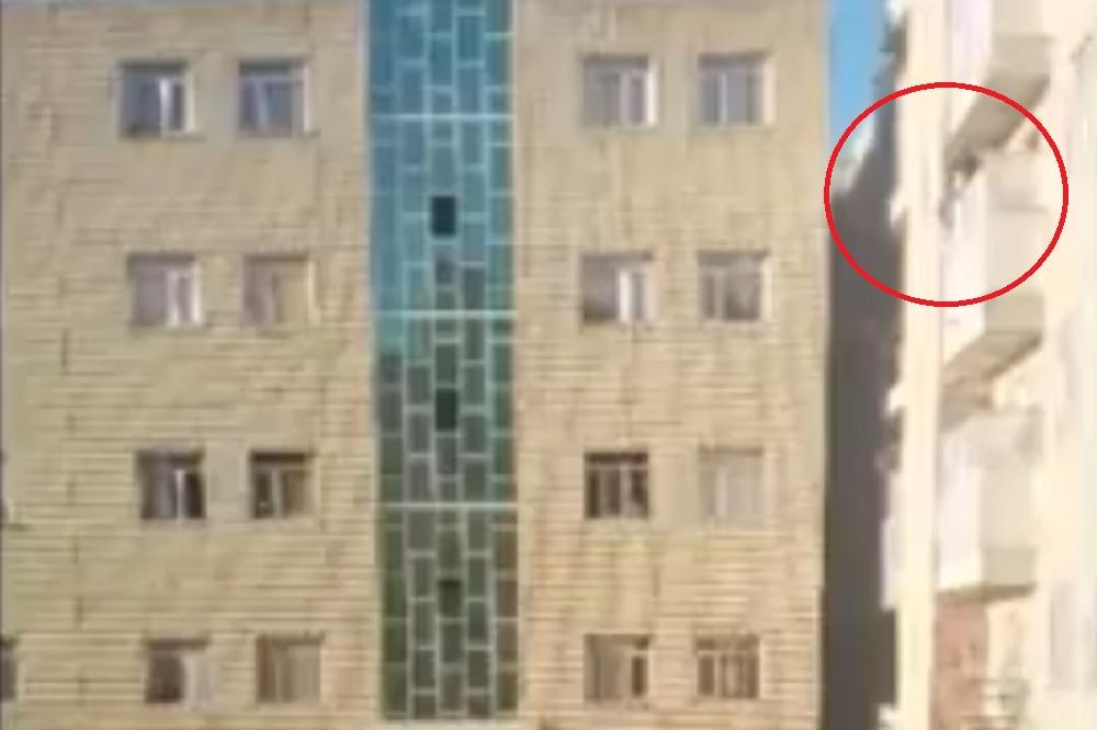 STRAVIČNO! Snimljeno kako muž BACA ŽENU SA TREĆEG SPRATA! (UZNEMIRUJUĆI VIDEO)