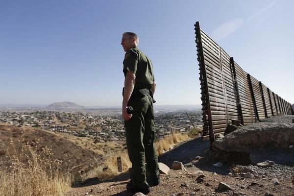 BAJDEN U NEZGODNOM POLOŽAJU: Broj zaustavljenih migranata na američko-meksičkoj granici raste, sve više DECE!