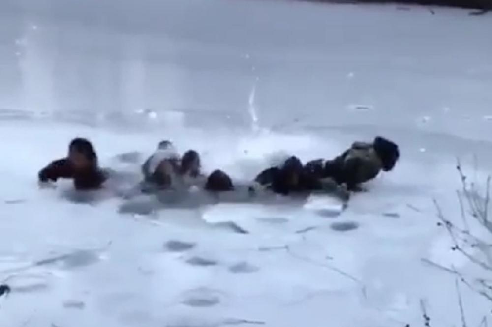 Mislili su da je baš kul da snime SELFI NASRED ZALEĐENOG JEZERA, ali se to brzo pokazalo kao FATALNA GREŠKA! (VIDEO)