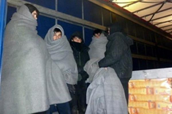 MUČEN NAROD, SNALAZI SE KAKO UME: Migranti se krili u paletama! (FOTO)