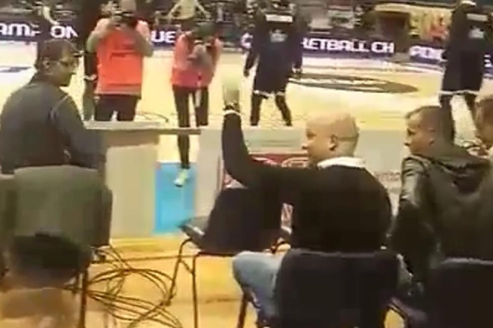 Marko Nikolić je dobio prejaku poruku od Grobara pred Večiti derbi, a njegovu reakciju smo snimili sa metar i po! (VIDEO)