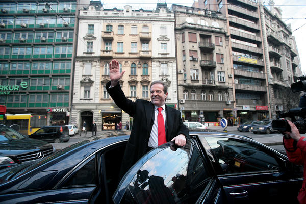 KARIĆ OBEĆAO KRUGU DVOJKE: Ukinuću padeže kad dođem na vlast!