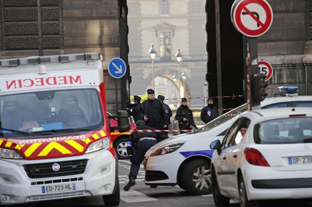 STRAH I PANIKA U PARIZU: Pronađen kofer sumnjive sadržine u tržnom centru!