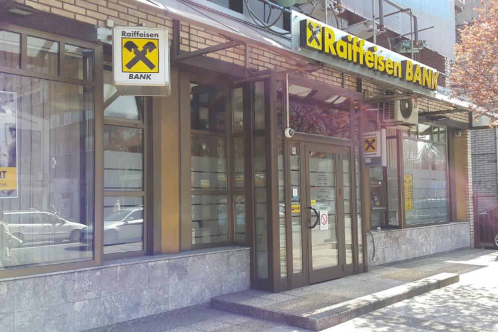 Maskirani i naoružani lopovi opljačkali banku na Banovom brdu