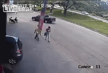 NOKAUT! Čovek opušteno šetao ulicom, a već sledećeg trena čudni PROJEKTIL GA JE PATOSIRAO! (VIDEO)